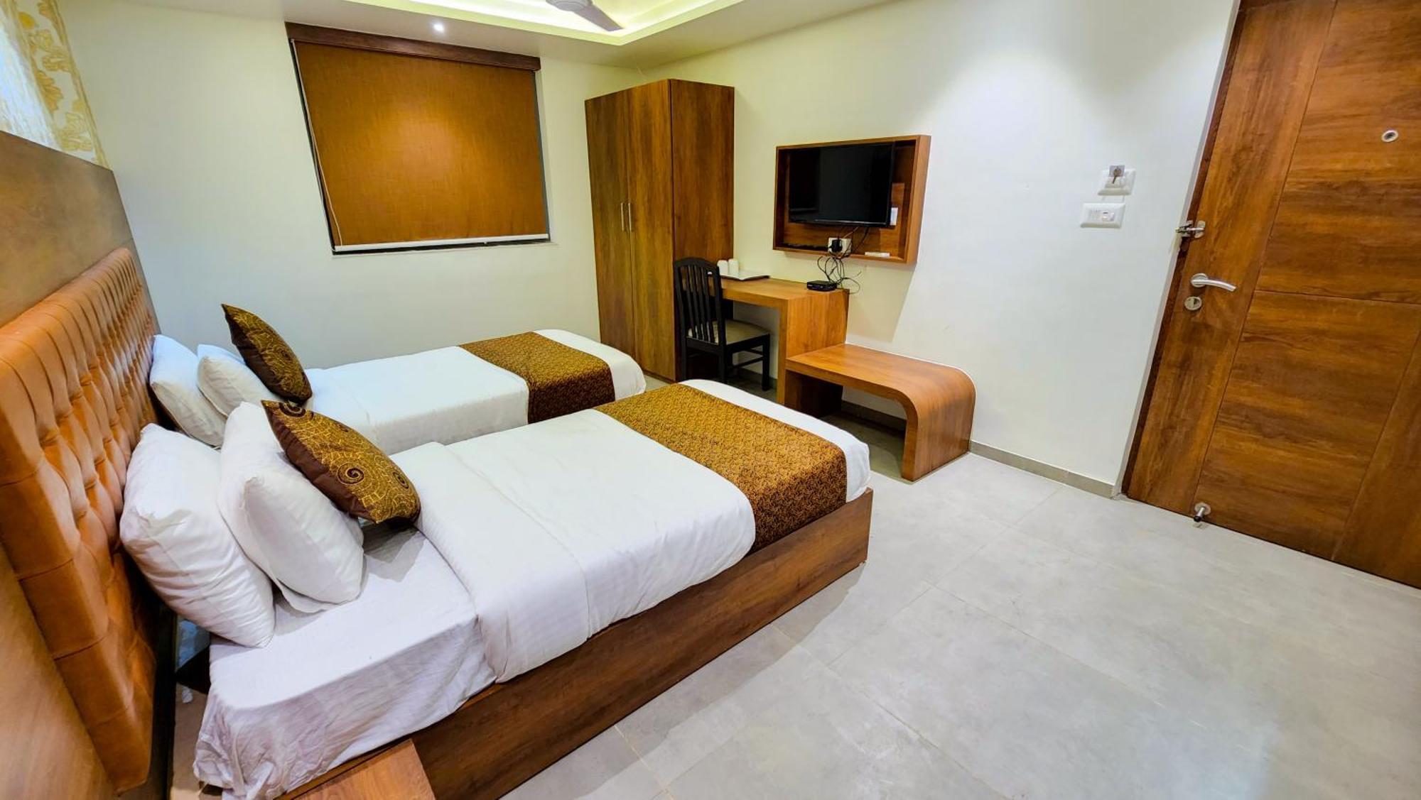 Hotel Nova Pride Rajkot Exterior photo